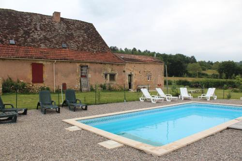 une piscine devant une maison dans l'établissement La Prairie, à Siorac-en-Périgord