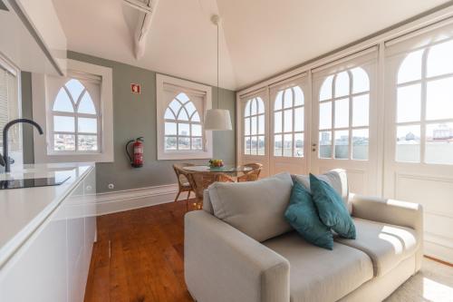 sala de estar con sofá y mesa en CLUBE Charming Apartments - Ribeira, en Oporto