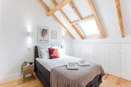 Bright 3BR Flat w/ AC in City Center by LovelyStay