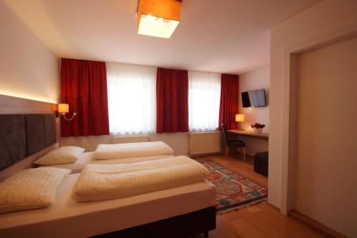 Llit o llits en una habitació de Gasthof zur Post