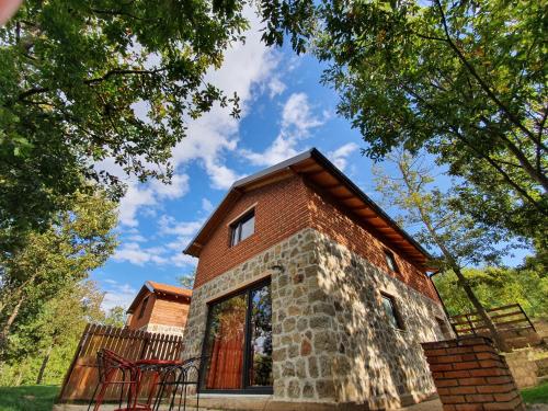 - un petit bâtiment en briques avec une fenêtre au-dessus dans l'établissement Lura Agroturizem, à Novoberdo