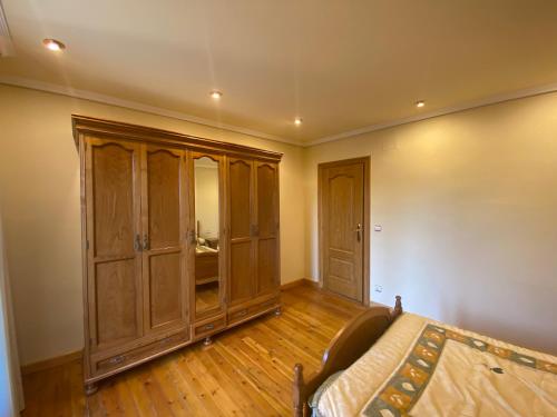 a living room with wooden cabinets and a couch at Casa La Fuente in Huércanos