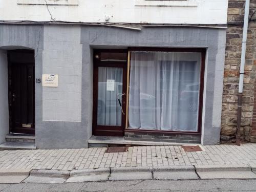 una puerta de cristal en un edificio con ventana en Chez isa en Saint-Hubert