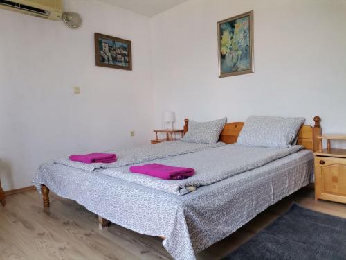 ein Schlafzimmer mit einem Bett mit rosa Handtüchern darauf in der Unterkunft The Two Anchors in Nessebar