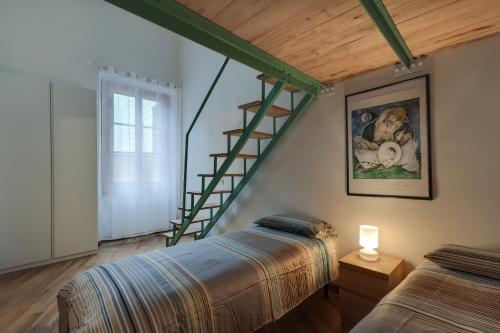 1 dormitorio con 2 camas y escalera en Apartments Florence - Libertà Loft, en Florencia