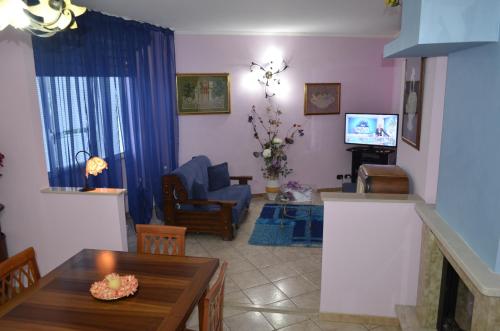 a living room with a table and a tv at B&B Le Colonne in Montefusco