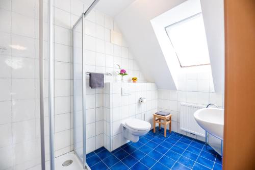 uma casa de banho com um WC e um lavatório em Weingut-Gästehaus Birnstingl em Gamlitz