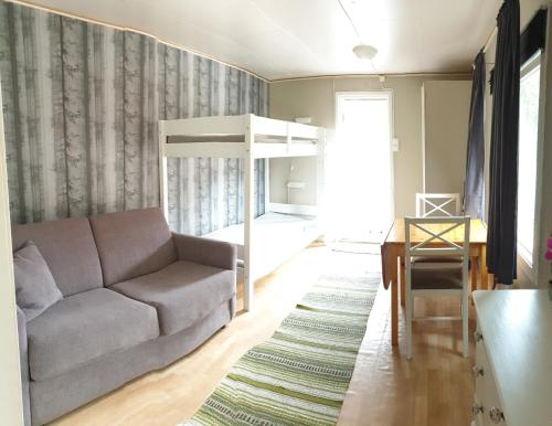 uma sala de estar com um sofá e uma cama em Solvang camping og leirsted em Alta
