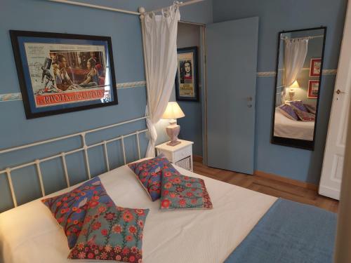 - une chambre avec un lit et 2 oreillers dans l'établissement Ettore Manni B&B, à Turin
