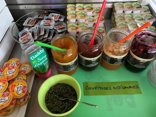 a counter with some cups of coffee and some drinks at initial by balladins Tours Sud in Chambray-lès-Tours