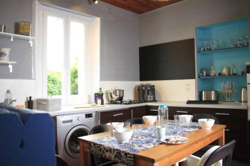 - une cuisine avec une table et des bols dans l'établissement Le Lagon de Cayeux 4 à 8 couchages 50 mètres de la plage, à Cayeux-sur-Mer