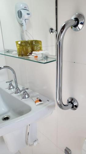 a bathroom with a sink and a mirror at CHALÉS DE SÃO JoSÉ in Tiradentes