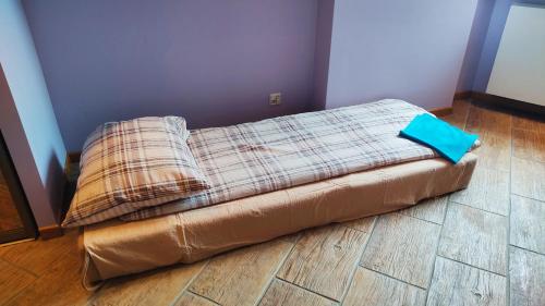 eine Couch auf dem Boden in einem Zimmer in der Unterkunft Studio 1 in Warschau