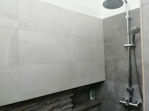 Ένα μπάνιο στο Astra Residential Apts