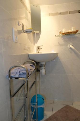 une salle de bain avec un lavabo et un miroir dans l'établissement Ferme de Laprade, à Sauzet