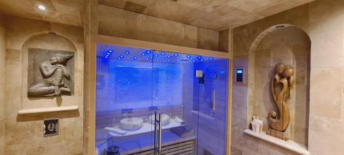 Ein Badezimmer in der Unterkunft Loveroom La Garçonn'Hyères