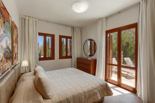 Säng eller sängar i ett rum på Aphrodite Hills Rentals - Apartments