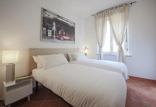 フィレンツェにあるApartments Florence Ponte Vecchio San Jacopoのベッド2台と窓が備わるホテルルームです。