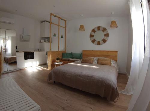 ein Schlafzimmer mit einem Bett und ein Wohnzimmer in der Unterkunft STUDIO Petite canaille in Cassis