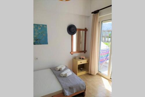 een kleine kamer met een bed en een raam bij Jenny's Apartments in Milatos