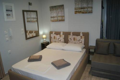 een slaapkamer met een bed met twee handdoeken erop bij Cozy City House in Volos
