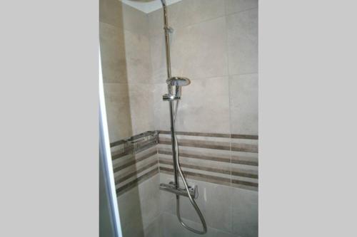 una ducha con manguera en un baño en Cozy City House, en Volos