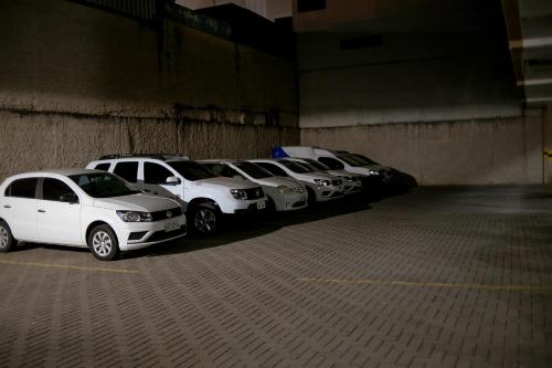 a row of cars parked in a parking garage at Royal Trip Hotel in Guarapuava