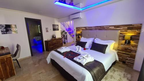 Postel nebo postele na pokoji v ubytování Loveroom La Garçonn'Hyères