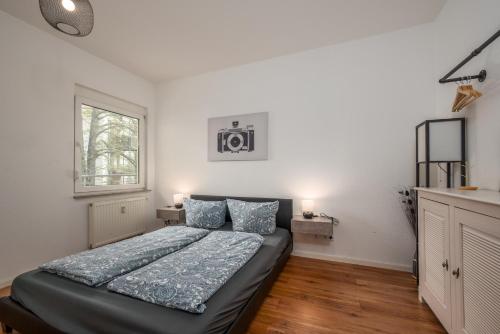 a bedroom with a bed and a window at Arbio I Homely Apart in Sudvorstadt Leipzig in Leipzig