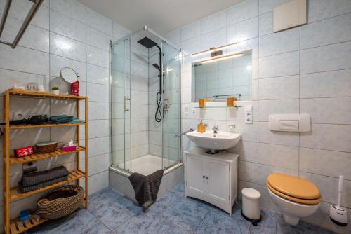 a bathroom with a sink and a toilet and a shower at Arbio I Homely Apart in Sudvorstadt Leipzig in Leipzig