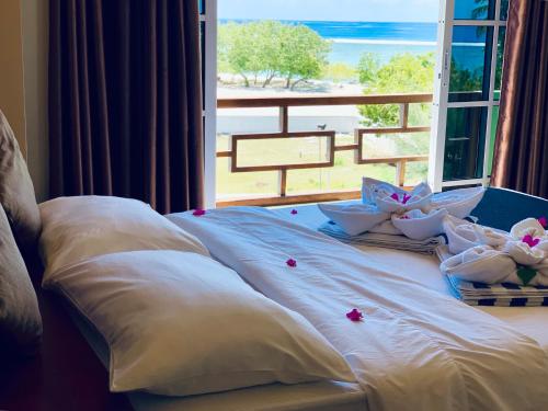 Posteľ alebo postele v izbe v ubytovaní ilaa Beach Maldives