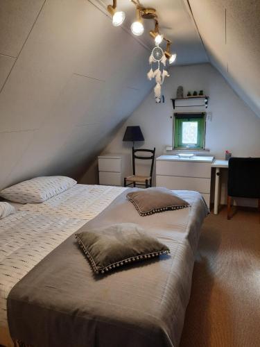 Giường trong phòng chung tại familiehuis Benboverijssel