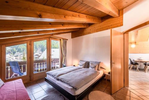 A bed or beds in a room at Dachwohnung Balma-great overview of Zermatt