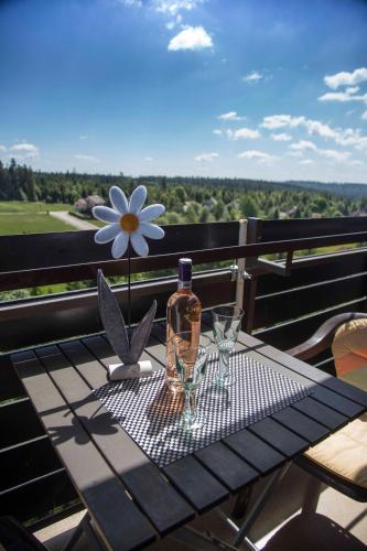 einen Tisch mit einer Flasche Wein und zwei Gläsern in der Unterkunft Ferienapartment Hoch hinaus in Kniebis