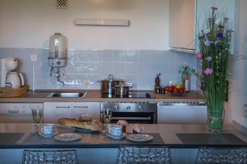 eine Küche mit einem Tisch mit Brot und Weingläsern in der Unterkunft Ferienapartment Hoch hinaus in Kniebis