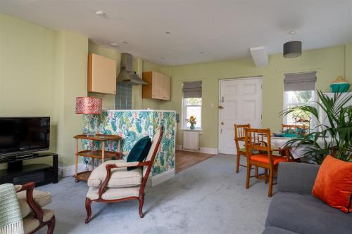 uma sala de estar com um sofá e uma mesa em Palm Grove Apartments em Torquay