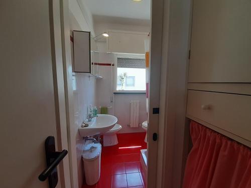 uma pequena casa de banho com lavatório e WC em La terrazza tra il Mare e gli Ulivi by Holiday World em Lavagna