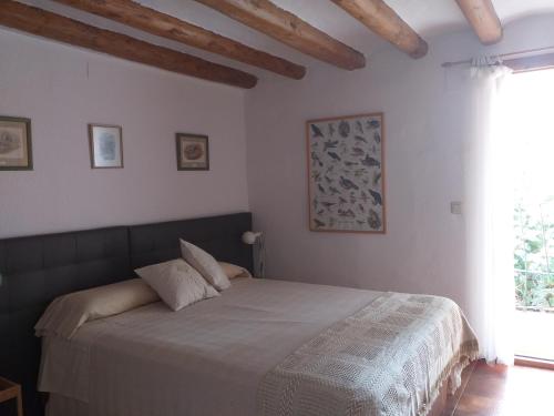 a bedroom with a large bed in a room at Casa Rural Boletas in Loporzano