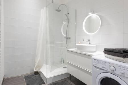Bilik mandi di Charmant T2 Place de Lerme