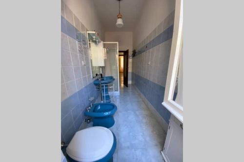 bagno con 2 servizi igienici blu in una camera di Apartment La Paloma in Alghero centre ad Alghero