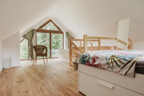 Una cama o camas en una habitación de Rogate Domki