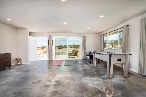 Gallery image of @ Marbella Lane - The Moon Designer Home right behind the JTNP in Joshua Tree