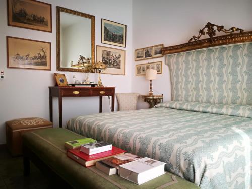 - une chambre avec un lit, une table et un miroir dans l'établissement La casa di Bedelia, à Capodimonte