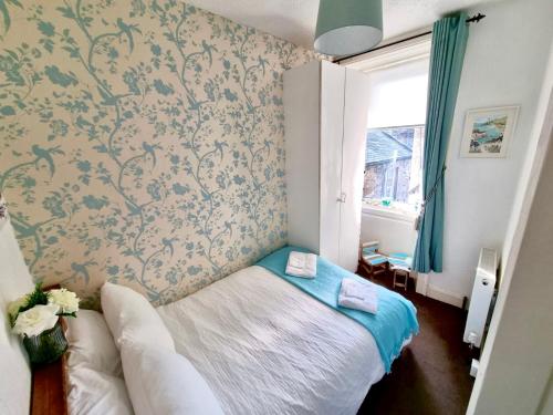 Tempat tidur dalam kamar di Rose Apartment 2-Bed Town Centre Apartment in Ayr
