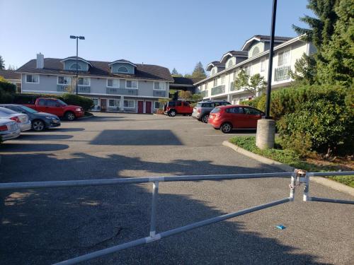 a parking lot with cars parked in front of houses at Fidalgo Country Inn in Anacortes
