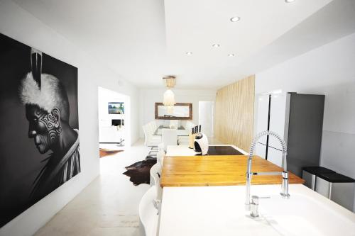 a kitchen with white counters and a white counter top at Villa La Vida in Cala Llonga