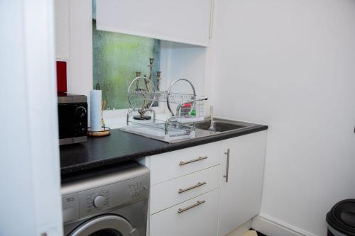 Kitchen o kitchenette sa Rose Apartment 2-Bed Town Centre Apartment in Ayr