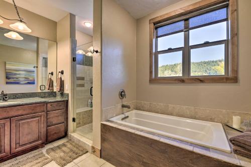 Koupelna v ubytování Condo with Mtn Views Less Than 1 Mi to Pagosa Hot Springs!