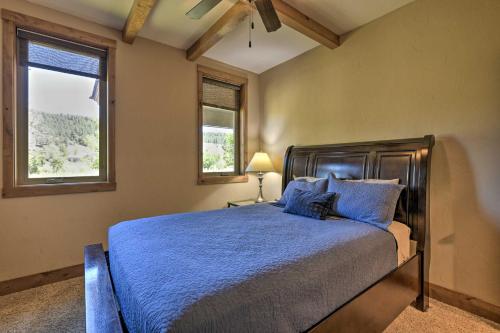 Säng eller sängar i ett rum på Condo with Mtn Views Less Than 1 Mi to Pagosa Hot Springs!