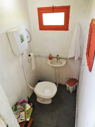 a small bathroom with a toilet and a sink at Chacra marítima cerca del Cabo in Rincón de los Oliveras